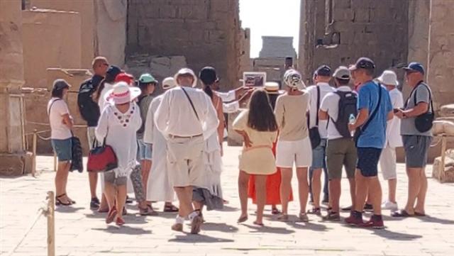 السياح في معبد الكرنك