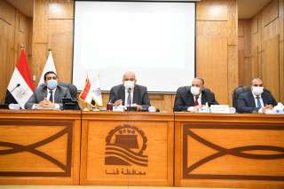 خلال اجتماع المجلس التنفيذي .. محافظ قنا :  منع سير مركبات التوك توك داخل المدن ومصادرة المركبات المخالفة 