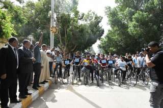 السكرتير العام لمحافظة قنا يطلق اشارة البدء لمارثون الدراجات الهوائية 