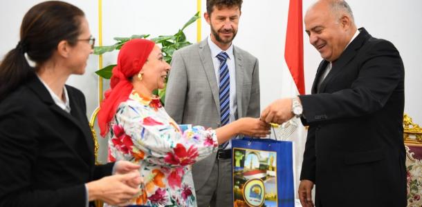 محافظ قنا يستقبل وفد السفارة السويسرية لمتابعة مشروع التنمية الحضارية المتكامل
