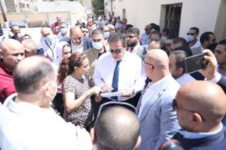 وزير الصحة ومحافظ أسيوط يتفقدا مستشفى الإيمان العام .. ويوجه بتجديد الأسرة وسرعة توريد 100 سرير بمختلف الأقسام