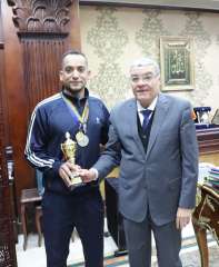 محافظ المنيا، يكرم اللاعب ”محمد أنور” لإنجازاته الرياضية والمشاركة في بطولتي عالم جماعية لمتحدي الإعاقة