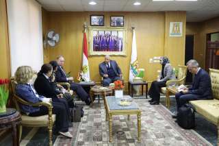 محافظ الوادي الجديد يستقبل سفير الإتحاد الأوروبي في مصر