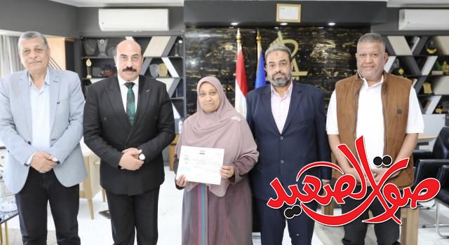 محافظ أسوان يكرم المعلمة