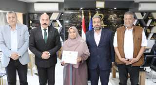 بعد ظهورها المشرف  أمام وفد الأمم المتحدة .. محافظ أسوان يكرم معلمة بمدرسة الرغامة البلد للتعليم المجتمعى