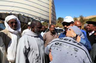 محافظ أسوان يتابع جهود الضفادع البشرية من أجل إنتشال جثماين المفقودين في حادث غرق فلوكة أبو هور