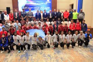 محافظ أسوان يهنيء اللاعبين الفائزين بالمراكز الأولى فى فعاليات الأولمبياد الرياضى للمحافظات الحدودية