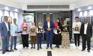 محافظ أسوان يكرم 10 طلاب متفوقين علمياً و 5 عرائس من الأيتام و 5 من الأمهات المثاليات في حفل جمعية الأورمان