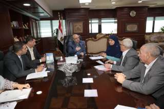 محافظ بني سويف يبحث مطالب بعض أهالي مدينة اهناسيا بشأن المخطط الاستراتيجي للمدينة