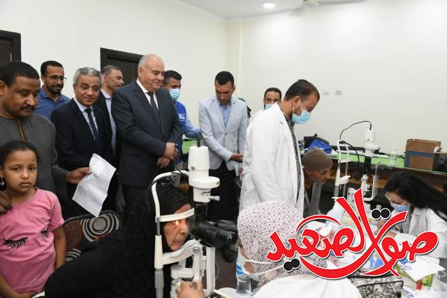 محافظ قنا يتفقد القافلة الطبية