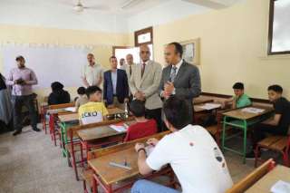 نائب محافظ المنيا يتفقد عددا من لجان امتحانات الشهادة الإعدادية