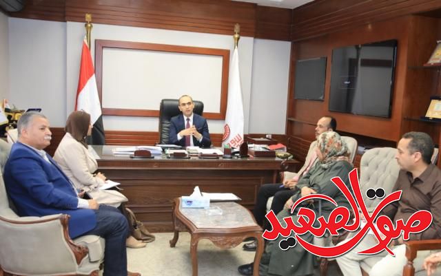 نائب محافظ سوهاج خلال الاجتماع