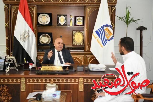 محافظ قنا يستقبل المواطنين