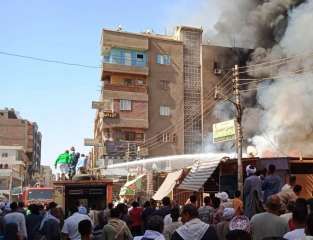 اندلاع حريق بـ 19 محل أحذية وملابس و 5 وحدات سكنية بكوم أمبو في أسون