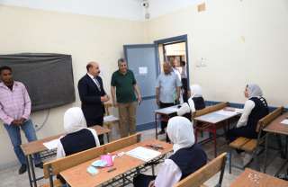 محافظ أسوان يتفقد لجان إمتحانات الثانوية العامة