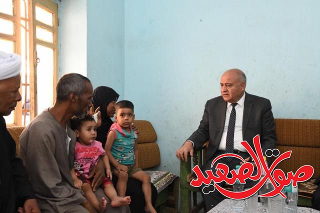 محافظ قنا يقدم واجب العزاء