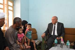 محافظ قنا يقدم واجب العزاء لأسرة العامل الذي توفي إثر حادث حريق محطة وقود المعنا