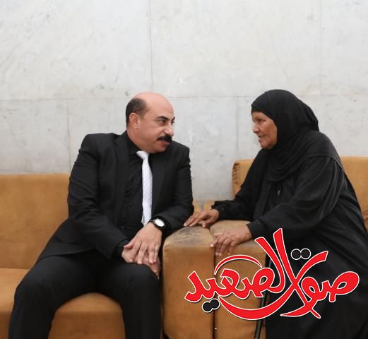 محافظ أسوان يستمع لمطالب المواطنة ثريا عبد المتعال