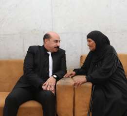 محافظ أسوان يستمع لمطالب المواطنة ثريا عبد المتعال ويوجه المسئولين لتلبيتها