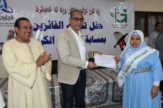 محافظ الفيوم يكرم حفظة القرآن الكريم والمتفوقين دراسياً ويسلم أجهزة العرائس لغير القادرات