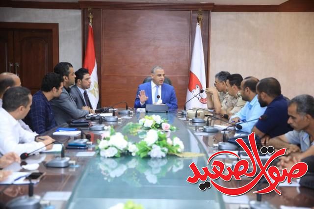 محافظ سوهاج خلال الاجتماع