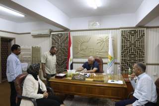 محافظ الوادي الجديد ونائبته  يبحثان مطالب عدد من المواطنين بمركز الداخلة