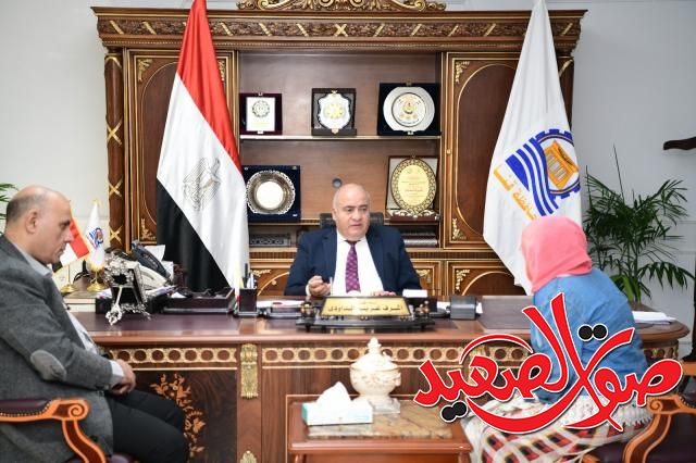 محافظ قنا يبحث شكاوى المواطنين