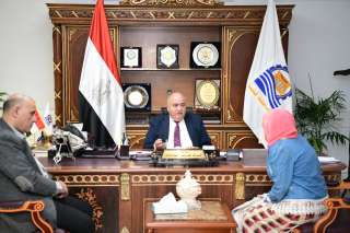 محافظ قنا يواصل بحث  شكاوى المواطنين