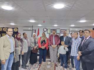 رئيس مدينة سفاجا يكرم مديرتيّ المعهد الفني بأسيوط و معهد التمريض بسفاجا