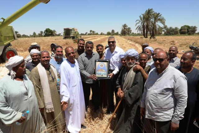 محافظ أسوان يستمع لمشاكل المزارعين