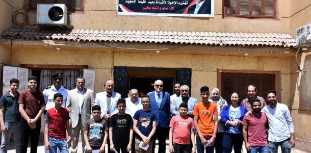 محافظ الأقصر يهنيء أطفال جمعية أصدقاء الكتاب المقدس بعيد القيامة المجيد
