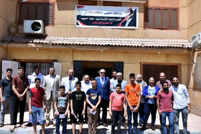 محافظ الأقصر يهنيء الأطفال بعيد القيامة المجيد