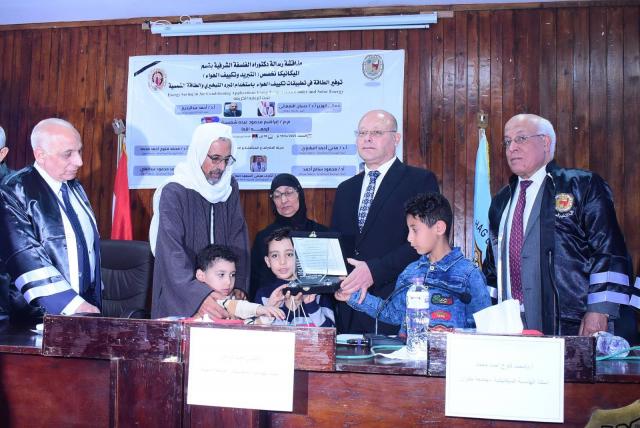 رئيس الجامعة واسرة الباحث