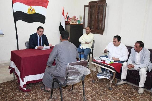 نائب محافظ الفيوم يبحث مشاكل أهالي قرية النصارية