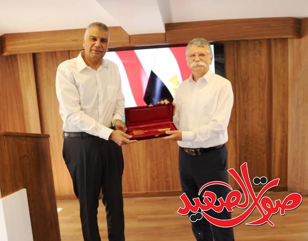 محافظ أسوان يستقبل رئيس البرلمان المجرى