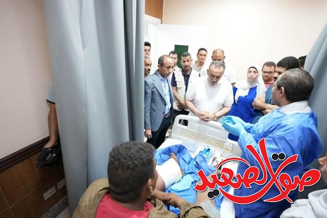 محافظ أسيوط يتحدث إلي المواطن