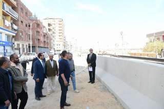 محافظ قنا يتفقد الموقع المقترح لإنشاء كوبري مشاة أعلى مزلقان الرياح