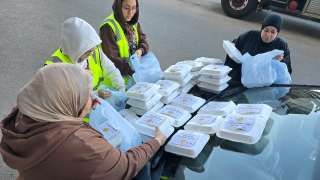 أمانة المرأة بحزب الشعب الجمهوري بقنا توزع 500 وجبة ساخنة على الصائمين بمواقف السيارات