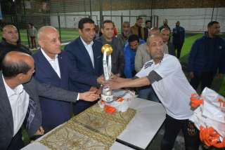 محافظ الأقصر يسلم كأس ”الرواد” لمركز شباب أرمنت الحيط بعد فوزه بركلات الترجيح