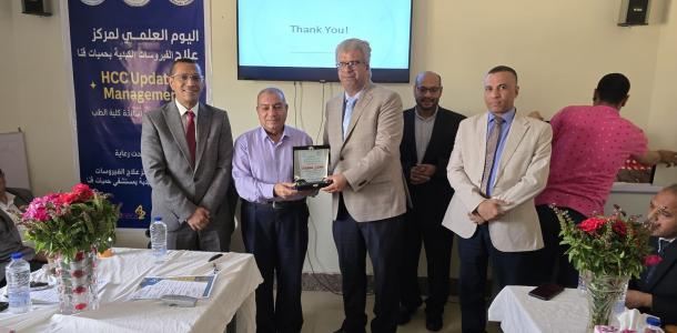 نقابة أطباء قنا تشارك في اليوم العلمي لمركز علاج الفيروسات الكبدية بمستشفى الحميات وتكرم عددًا من الضيوف